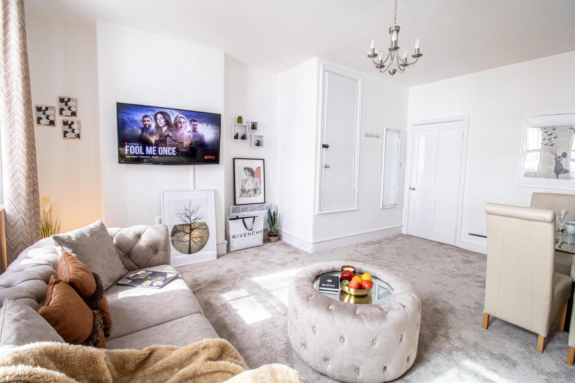 Mayfair Maisonette Chic Spacious 2-bed - 33a Londra